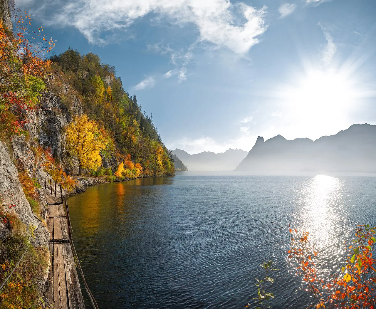 Autumn colours along the Miesweg path above the Traunsee.