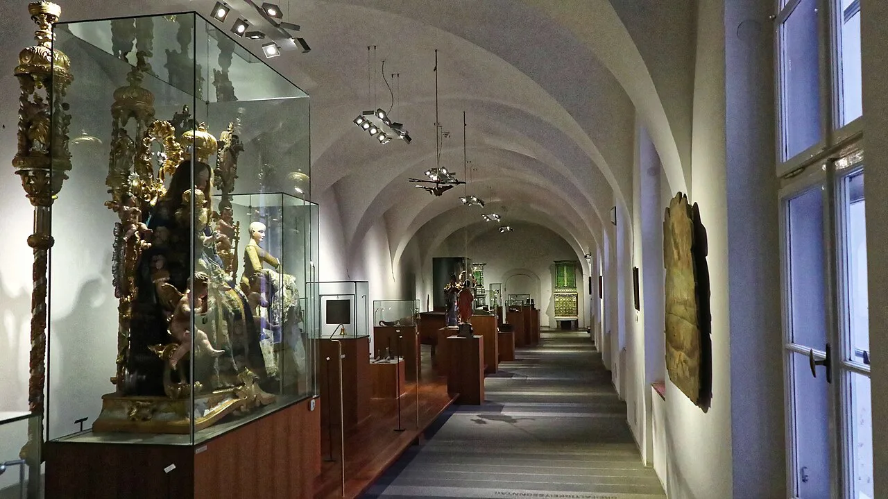 Exhibition cases in the cloister of the Tiroler Volkskunstmuseum in Innsbruck.
