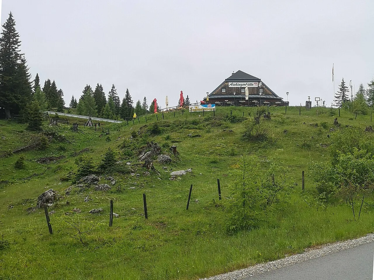 The Aichingerhütte beside the Villacher Alpenstraße.