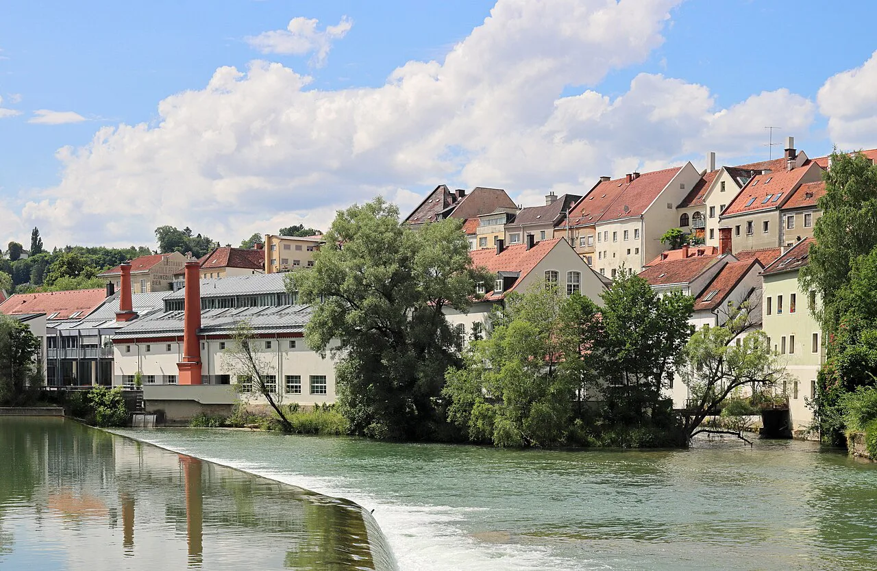 Steyrdorf and the Wehrgraben district above the Heindlmühl weir in Steyr.