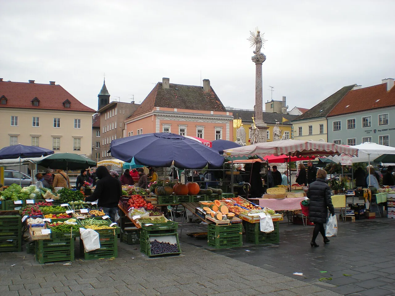 Saturday market stalls on the Hauptplatz in Wiener Neustadt, with the Marian column behind.