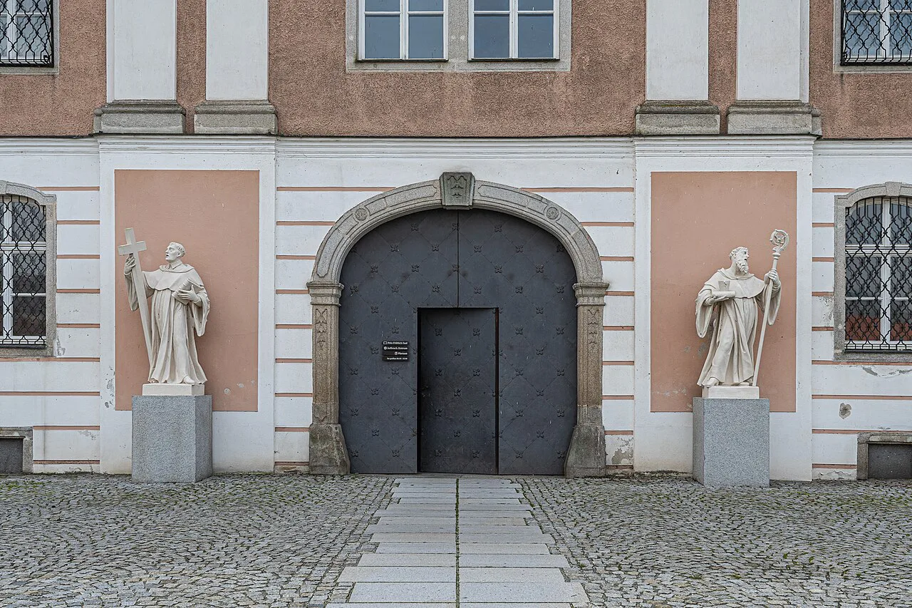 The inner gate of Wilhering Abbey flanked by two statues of saints.