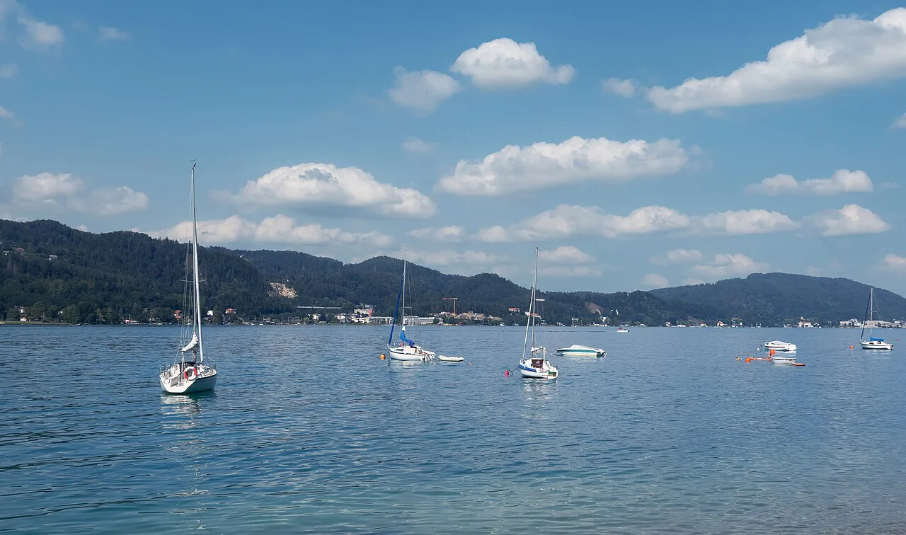 Sailing boats on the Wörthersee between Auen and Dellach.