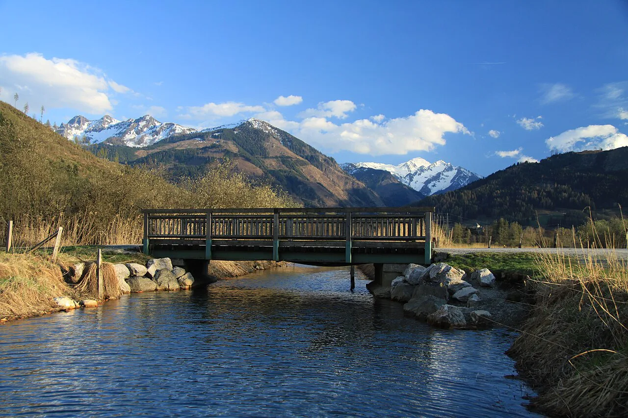 A footbridge over a stream on the Thomas-Bernhard-Weg near Zell am See.